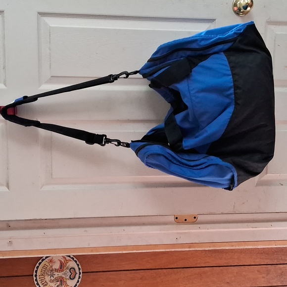 Nike 11" X 22" blue and black duffle bag with adjustable shoulder strap - Picture 3 of 9
